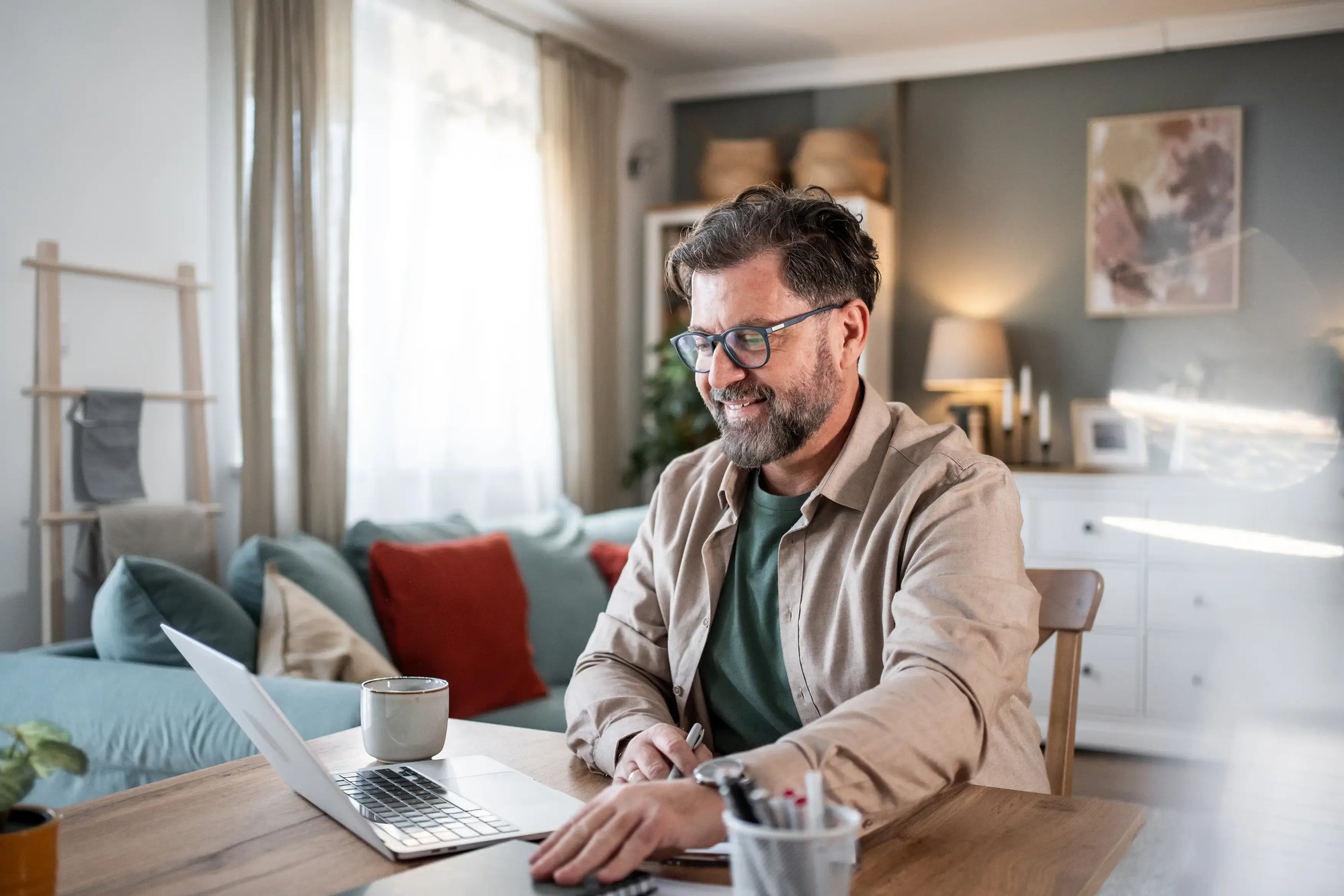 telehealth_smiling-professional-man-remote-home-consultation-using-laptop